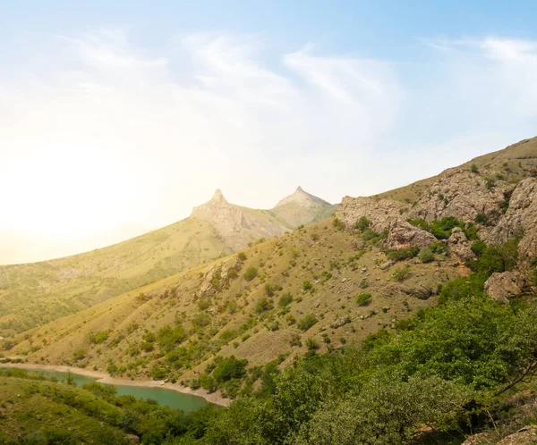 Berghelling Een Licht Van Avondzon Outdoor Mountrain Achtergrond — Stockfoto