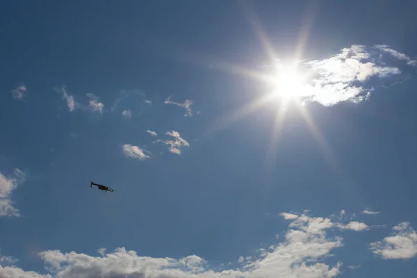 Drone Closeup Voando Sobre Céu Azul Com Sol Brilhante — Fotografia de Stock