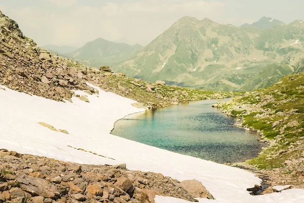 高山山谷中的小湖 水和石头的天然背景 — 图库照片