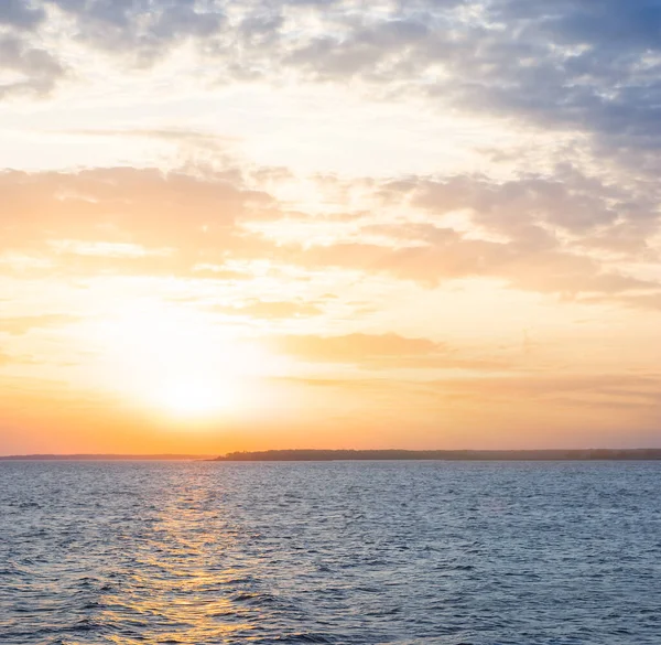 Pôr Sol Dramático Sobre Baía Mar Tranquila Cena Férias Livre — Fotografia de Stock