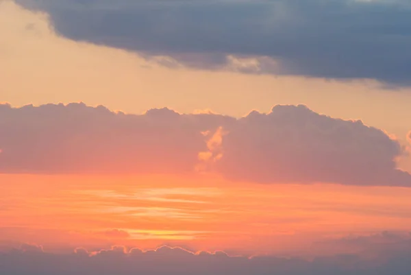 Kırmızı Dramatik Gün Batımı Bulutlu Gökyüzü Arkaplanı — Stok fotoğraf