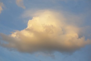 Mavi gökyüzü arkaplanındaki kümülüs bulutunu kapat