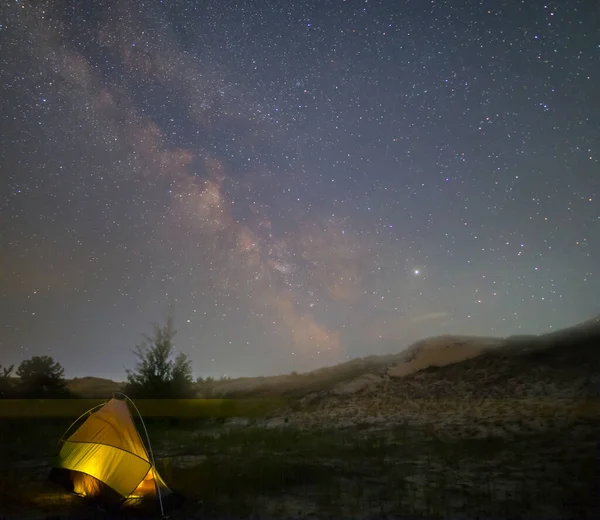 Nachtwanderungsszene Touristisches Zelt Unter Sternenhimmel Mit Milchstraße — Stockfoto