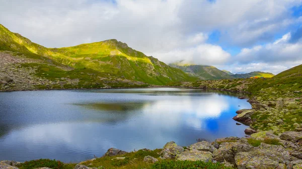 Маленькое Озеро Зеленой Горной Долине Горный Хребет Облачное Небо Природный — стоковое фото