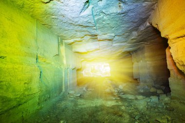 Yeraltı tünelinin sonundaki ışık, kavramsal arkaplan