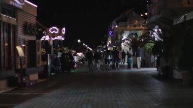 Soçi, Rusya - 16 Haziran 2017: İnsanlar yürüyüşler Karadeniz Sahil.