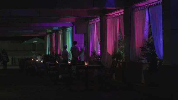 Café con luces de color por la noche . — Vídeo de stock