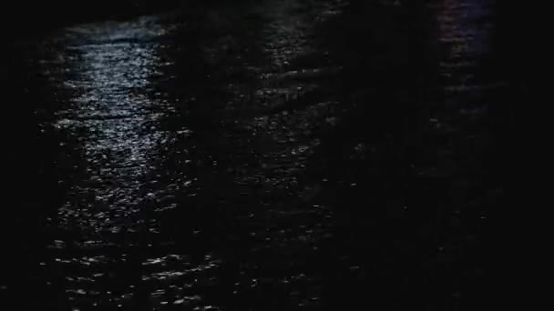 Reflexões nas ondas do mar à noite . — Vídeo de Stock