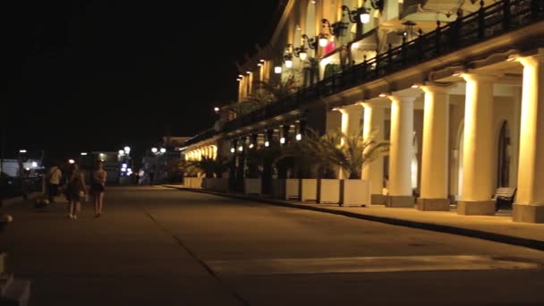 Allée la nuit avec bâtiment illuminé . — Video