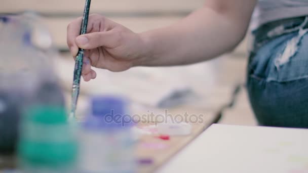 Painter mixing colors on pallet. — Stock Video