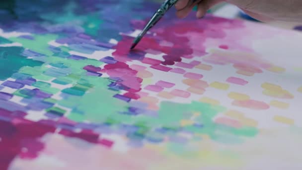 Pintor de tiro de panela lenta desenha na tela com o pincel. Arte abstracta . — Vídeo de Stock