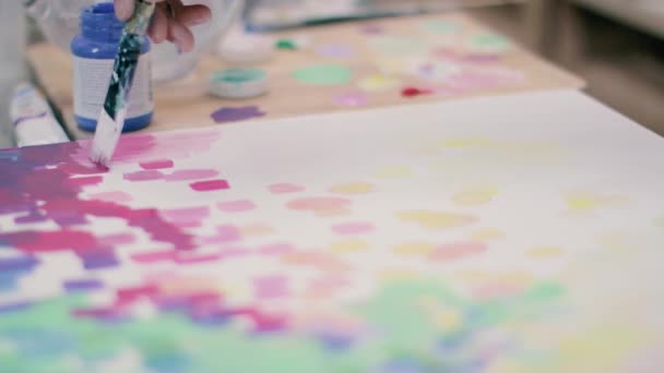 Καλλιτέχνης αντλεί χρώμα αφηρημένη ζωγραφική. Παλέτα στο φόντο. — Αρχείο Βίντεο