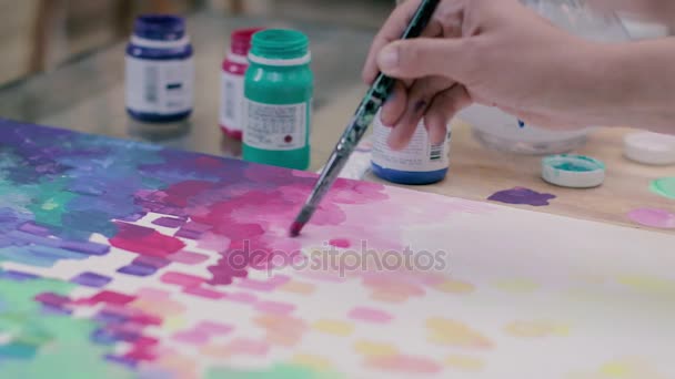 Artista dibuja cuadro abstracto con pinturas sobre fondo . — Vídeo de stock