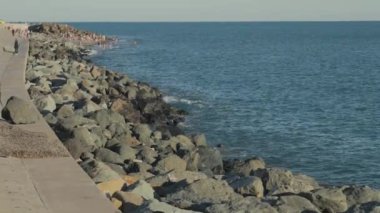 Kayalık Deniz Sahil plaj ve turistler ile yavaş eğim.