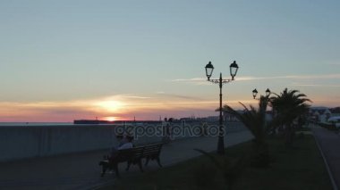 Park sokak insanlar ve günbatımı güneş ışıkları Timelapse.