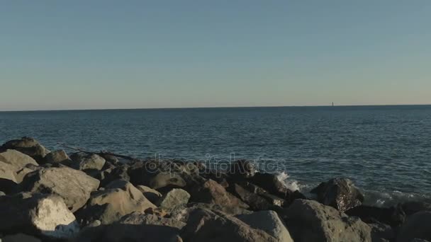 Langsames Panorama der felsigen Meeresküste. — Stockvideo