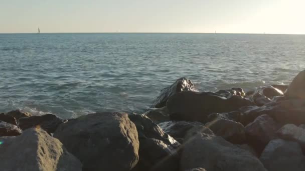 Rocky shore with rushing tidal sea waves. — Stock Video