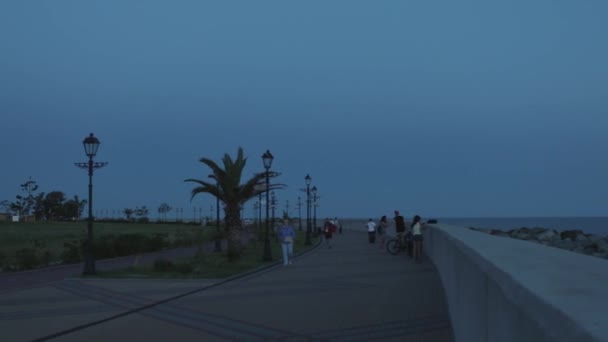 Sochi, Rusland - 19 juni, 2017: Mensen aan de kust van de Zwarte Zee in het Olympisch park Sotsji. — Stockvideo