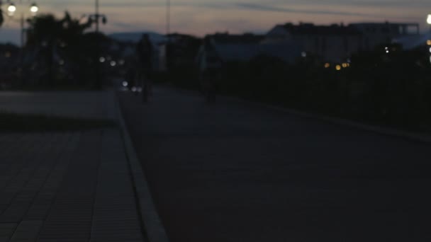 Pista ciclabile con persone in bicicletta al tramonto . — Video Stock