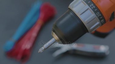 Vida silah pense ve siyah baground kelepçe bands ile döner.