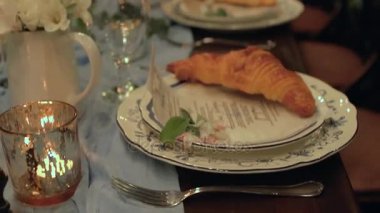 Yavaş eğim şenlikli \ tatil tablo güzel hizmet, kruvasan, mumlar, macaroons, çiçekler (peonys, gül, lilys Vadisi).