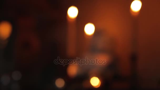 Enfoque lento en velas, lámparas, flores y pasteles. Bokeh al principio . — Vídeo de stock