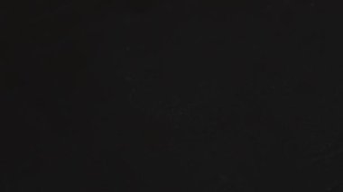 Dört siyah masaya düşen poker kartları jack
