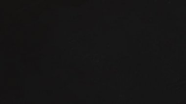 Siyah masaya düşen dört ace poker kartları