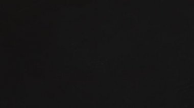 Dört siyah masaya düşen poker kartları Kraliçe