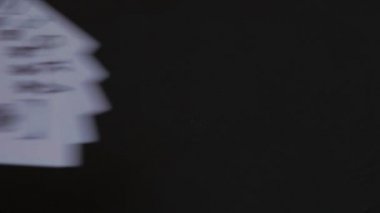 Royal flush poker el koyarak adam \ birlikte siyah masada