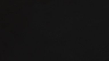 Üç tür poker el koyarak adam \ birlikte siyah masada