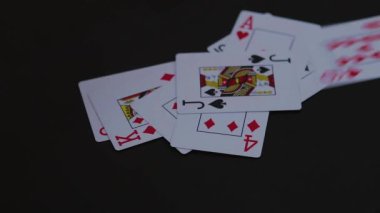 Siyah tabloya düşen poker kartları