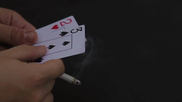 Mani con carte da poker e sigaretta mano male dell'uomo \ combinazione — Video Stock