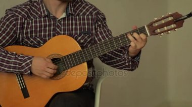 Klasik gitar çalmak, naylon dizeleri dostum.