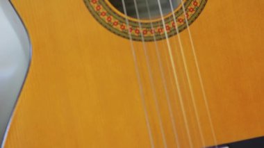 Klasik Gitar tilt kadar yavaş kapatın.