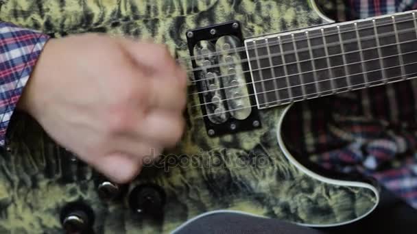 Gros plan de l'homme main jouant de la guitare électrique . — Video