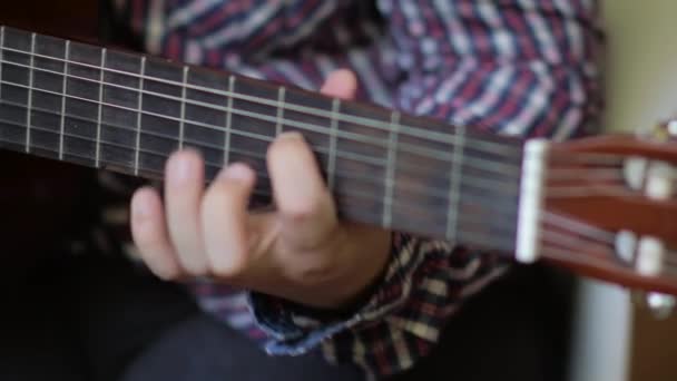Detailní záběr na klasickou kytaru Hmatník rukou člověka. — Stock video