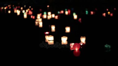 Geceleri nehrinin aşağı kayan çok fener.