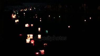 Geceleri nehrinin aşağı kayan çok fener. Arka plan dalgalar deniz.