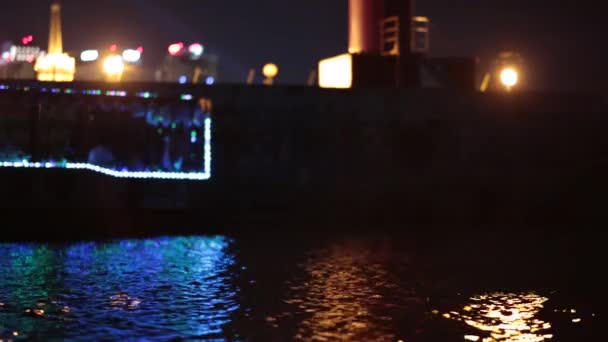 Osvětlené autobus plovoucí na vlny v noci. — Stock video