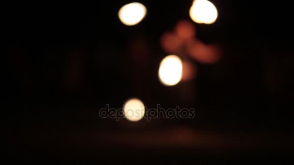 Brillante bokeh de bailarines de espectáculo de fuego . — Vídeos de Stock