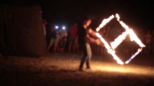 Fire show artist spinning en brand kub på natten. — Stockvideo