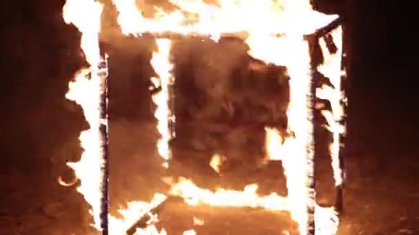 Brinnande eld kuben på natten. — Stockvideo