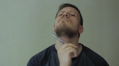 Sakalını makasla kesme adam.