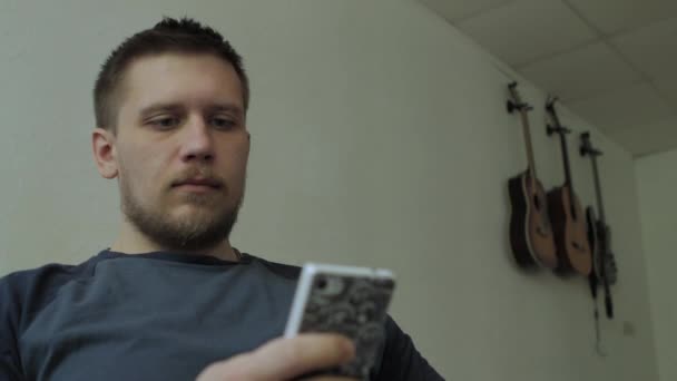 Man texting \ surfen web op de smartphone. — Stockvideo