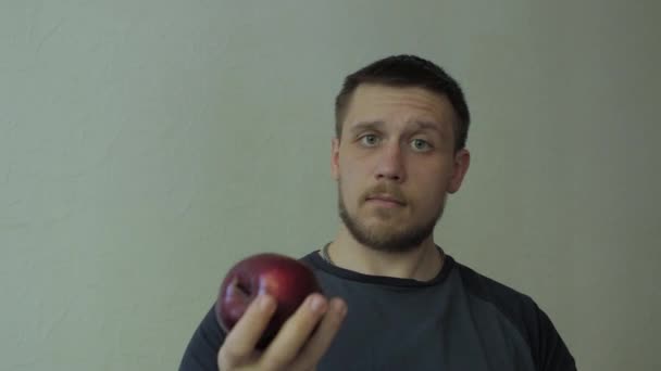 Man draaien apple en denken. — Stockvideo