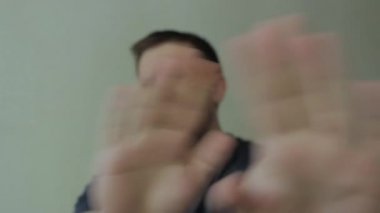 Adam reddediyor ve bir kamera önünde ellerini sallayarak.