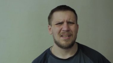 Başını sallayarak ve pes etmek hayal kırıklığına adam.