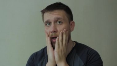 Rezil adam kameraya bakan.