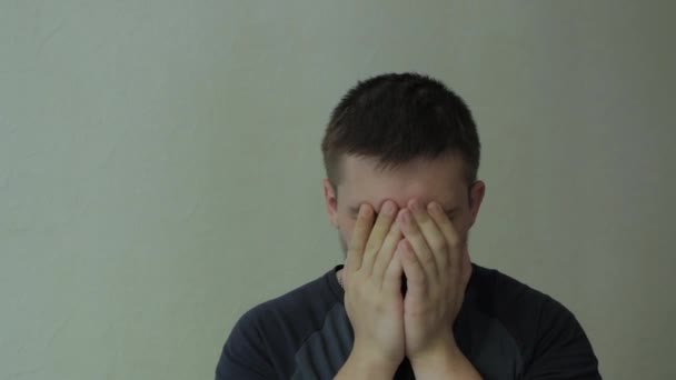 Smutný muž pláče. — Stock video